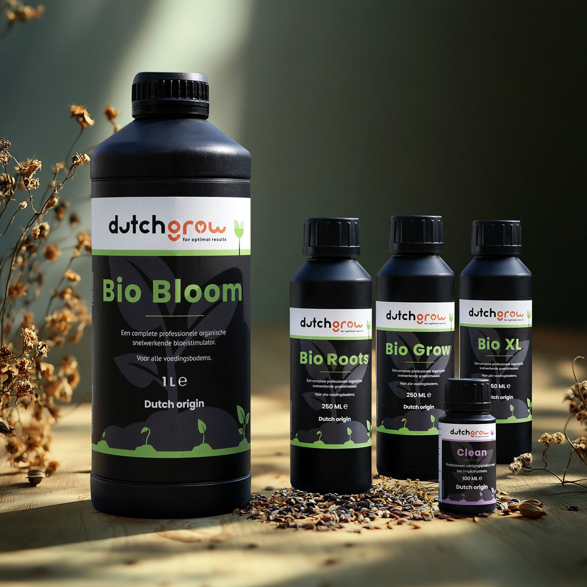 Vijf producten in de starterkit voor het biologisch kweken van twaalf plantjes op potgrond.