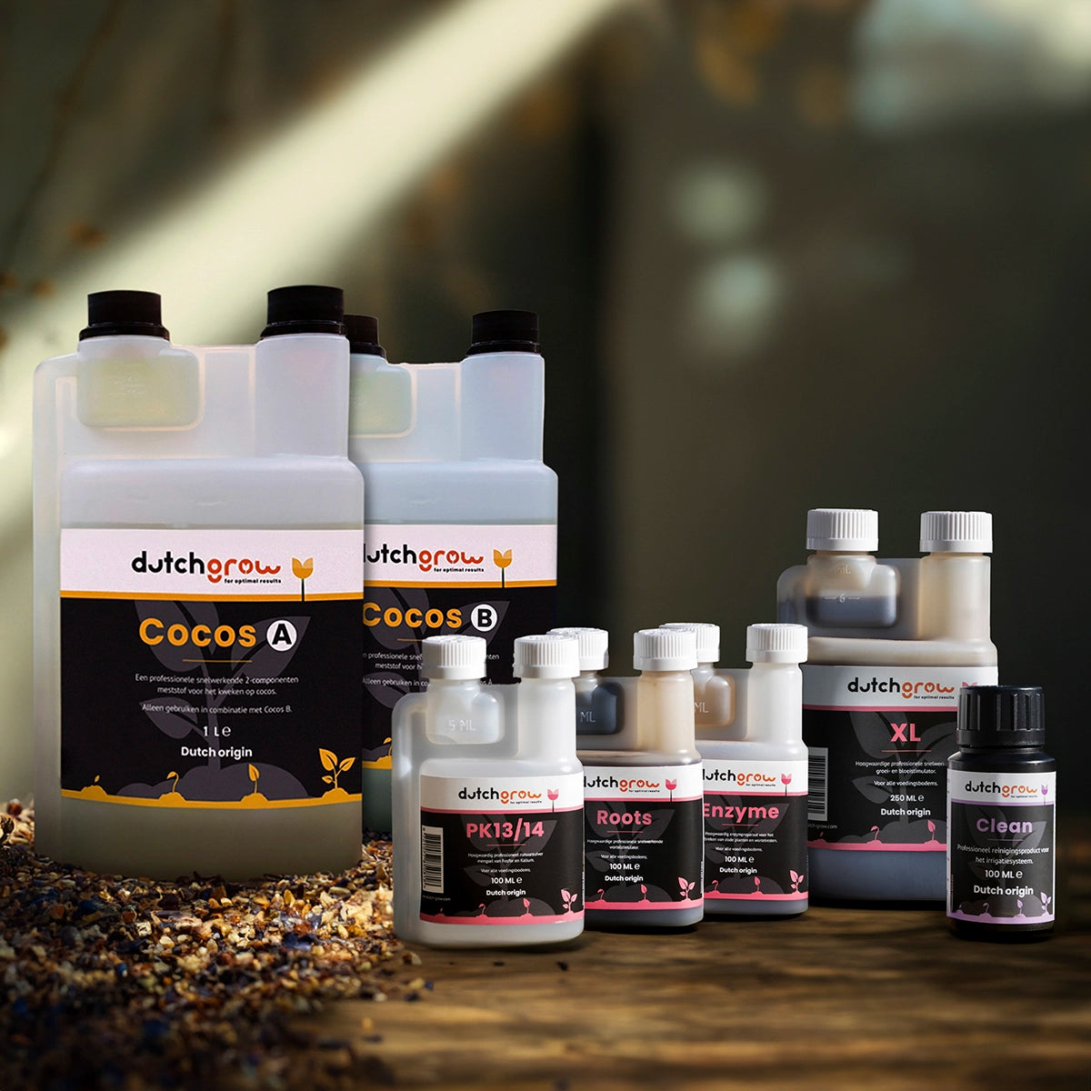 Zeven producten in de starterkit voor het kweken van twaalf plantjes op een kokosbodem.