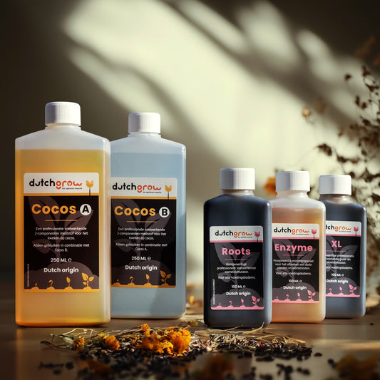 Vijf producten in de starterkit voor het kweken van drie plantjes op een kokosbodem.