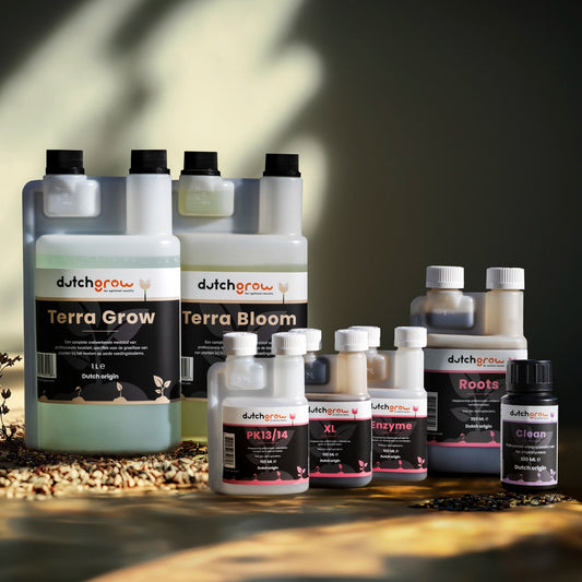 Zeven producten in de starterkit voor het kweken van twaalf plantjes op potgrond.