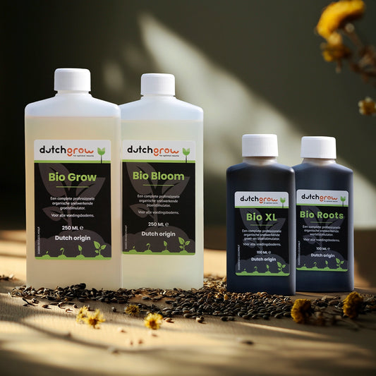 Vier producten in de starterkit voor het biologisch kweken van drie plantjes op potgrond.